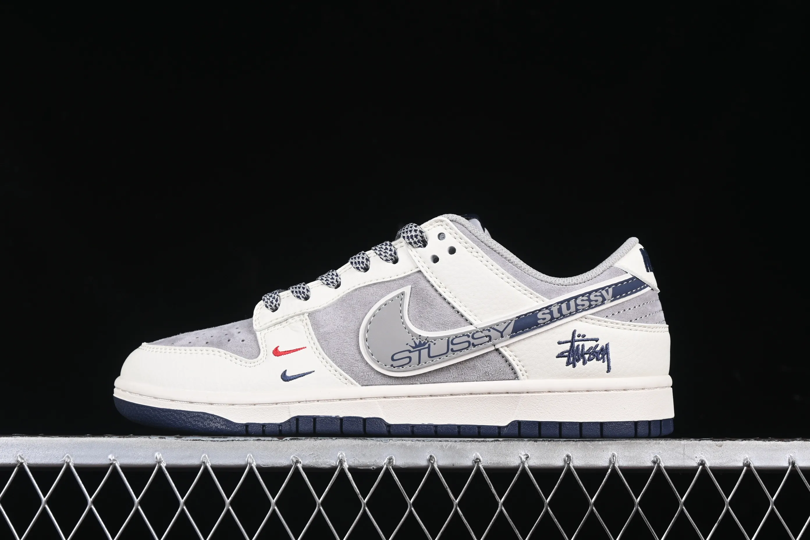 All categories Nk SB Dunk Series Nk SB Dunk Low High-end customized low-top sneakers Nk SB Dunk Low Stusi co-branded Beige printed gray hook Anniversary high-end customized low-top casual sneakers DM6868-009